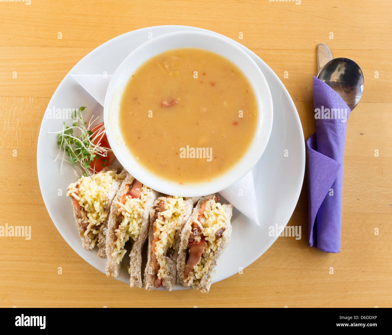 Café le déjeuner un bol de soupe de pommes de terre et chorizo avec un sandwich tomate et fromage cheddar Banque D'Images