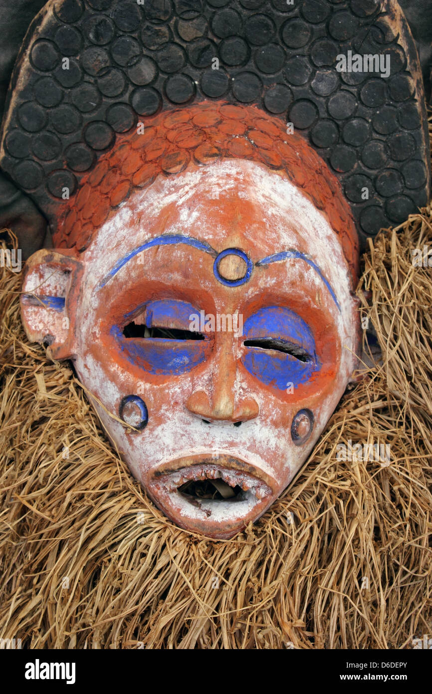 Masque africain tribal traditionnel avec de la paille et des yeux de couleur bleu de la barbe. Banque D'Images
