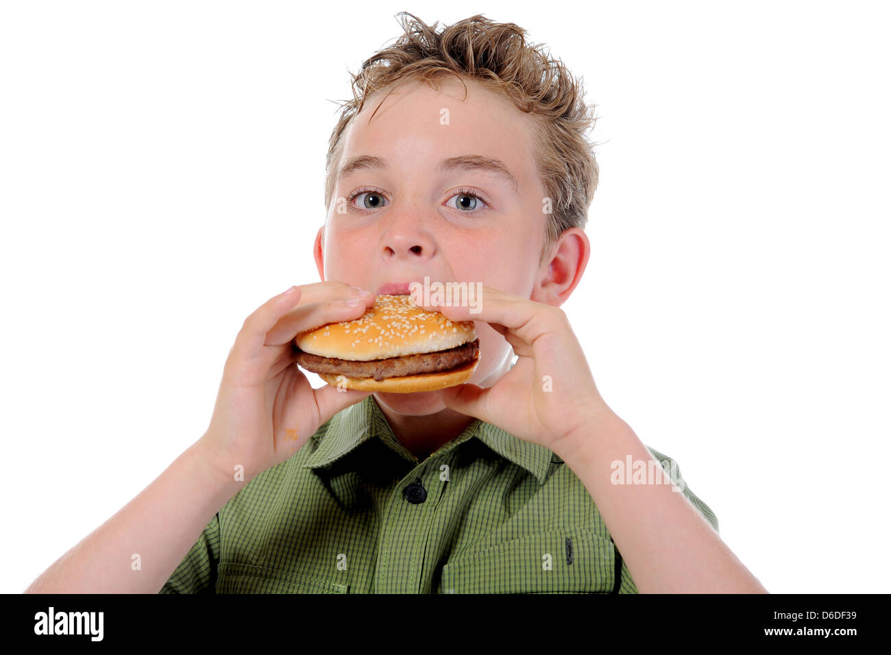 Little Boy eating a hamburger Banque D'Images