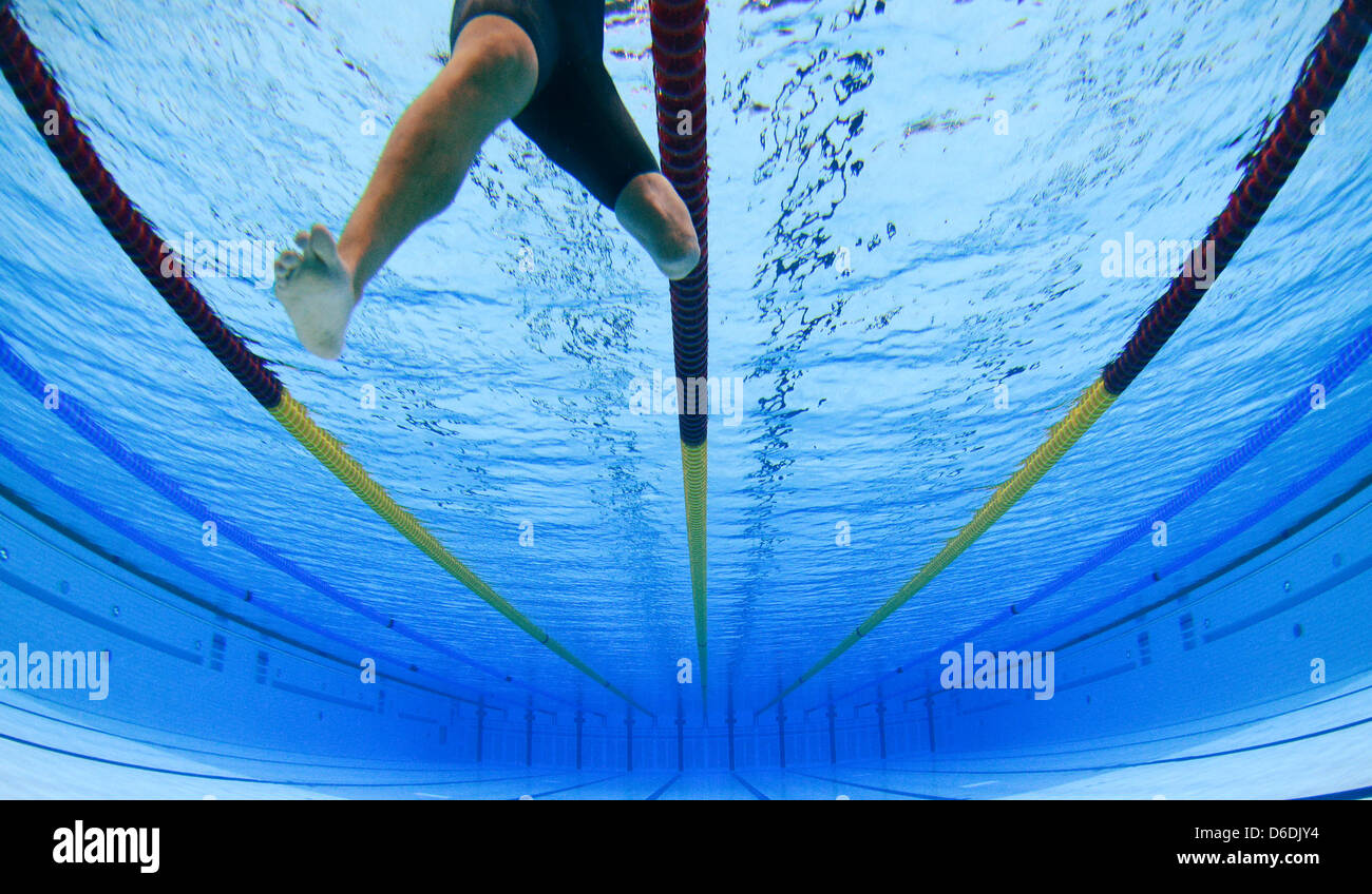 Natalie Du Toit, d'Afrique du Sud est perçue après le 100m nage libre - S9 à l'Aquatics Centre durant les Jeux Paralympiques de 2012 à Londres, Londres, Grande-Bretagne, 07 septembre 2012. Photo : Julian Stratenschulte dpa  + + +(c) afp - Bildfunk + + + Banque D'Images