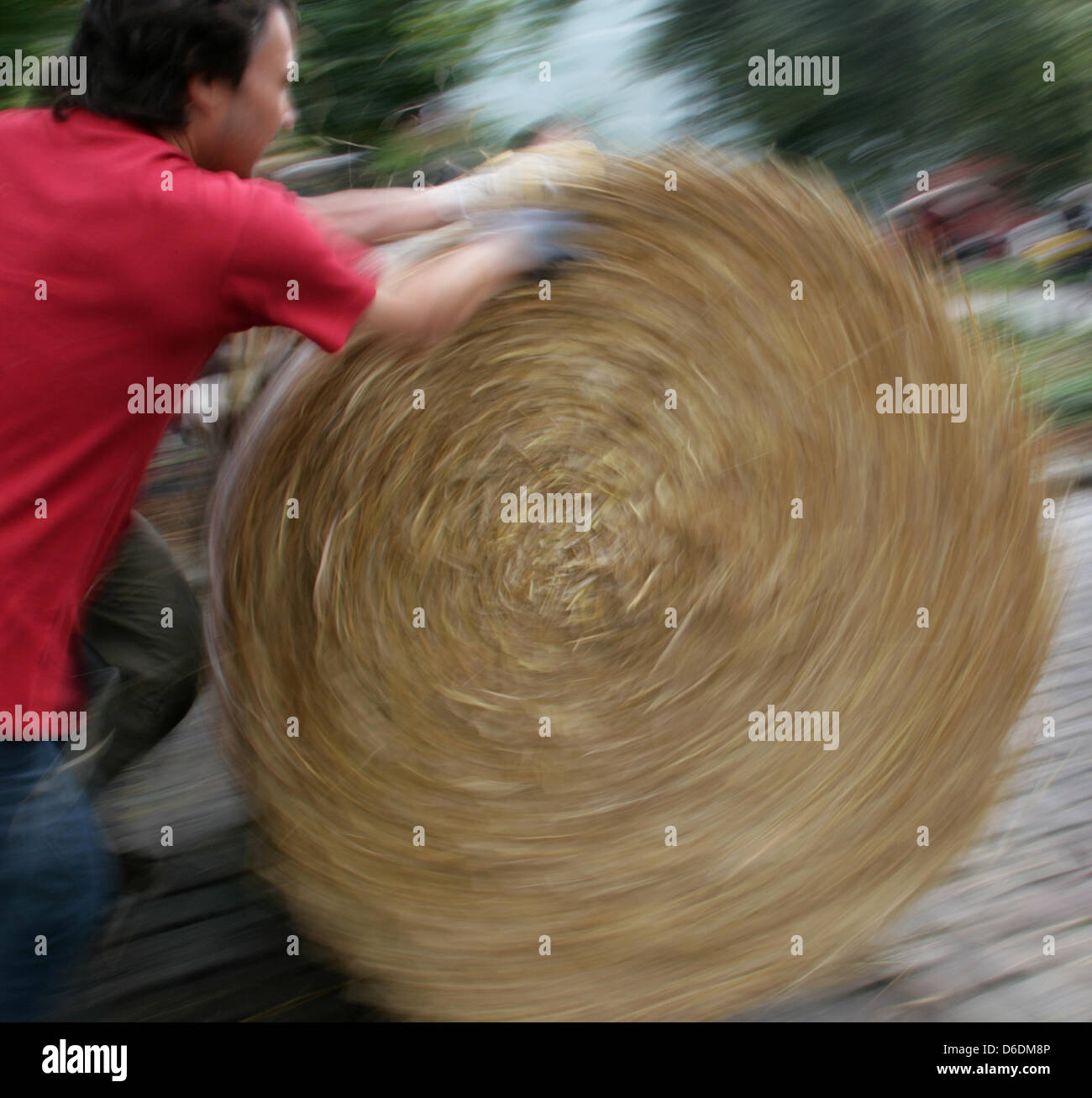 Une équipe obtient un botte de paille sur la place Richard Neukölln à Berlin, Allemagne, 08 septembre 2012. 20 équipes ont participé à la 179ème Rixdorf de roulement de la balle de paille. Photo : Spata Ole Banque D'Images
