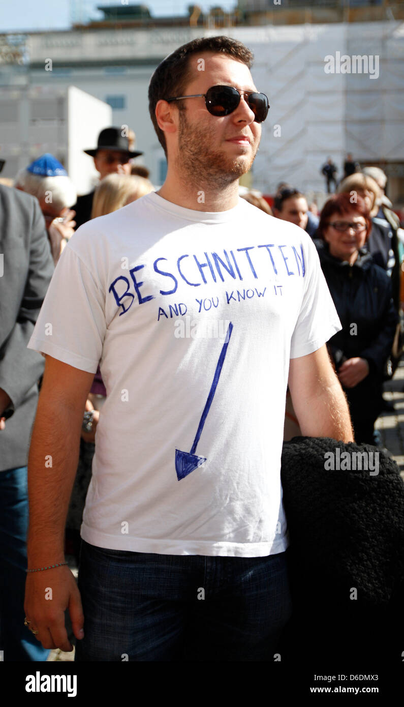 Un manifestant porte un t-shirt avec le slogan : "circoncis et vous le savez" à Bebelplatz à Berlin, Allemagne, 09 septembre 2012. Après que le tribunal de district de Cologne a jugé comme inhury la circoncision religieuse personnelle, les organisations juives et l'Eglise évangélique de Berlin-Brandebourg ont organisé un rallye sous la devise 'en équilibre sur un bord knifer : la liberté religieuse". Photo : FLORIAN SCH Banque D'Images