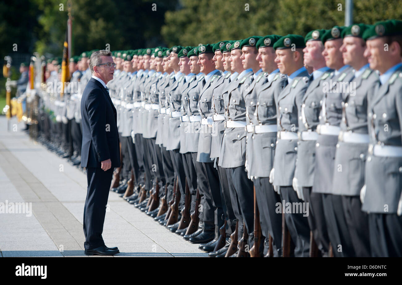 Le ministre allemand de la Défense Thomas de Maizière parle aux soldats des forces armées allemandes avant la réception de sa Pologne Tomasz Siemoniak contre-partie sur l'appel square du ministère de la Défense à Berlin, Allemagne, 10 septembre 2012. Entre autres sujets, les ministres de la Défense parle de champs d'action actuels de l'OTAN. Photo : MAURIZIO GAMBARINI Banque D'Images