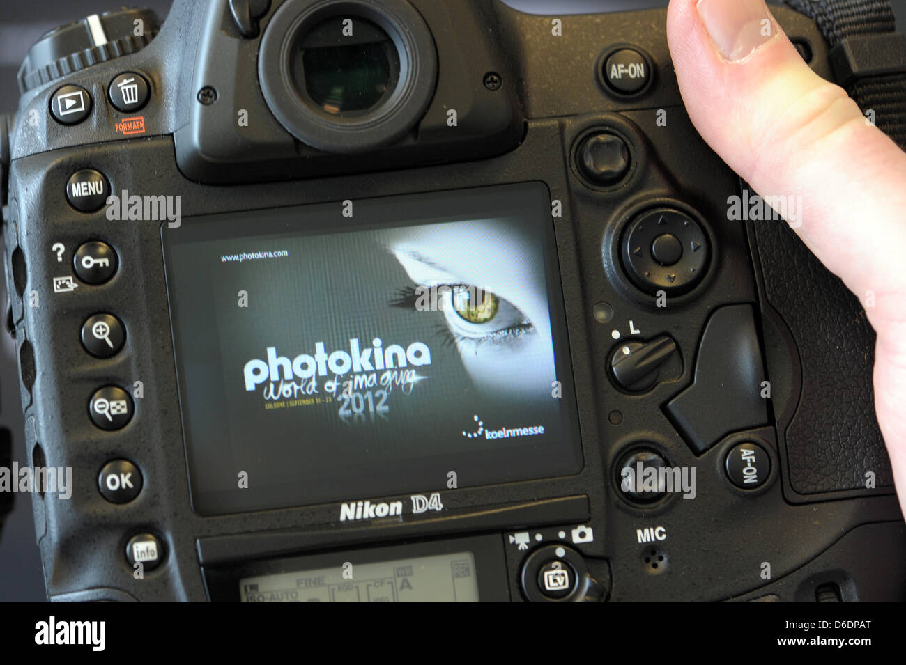 Le logo de la 'photokina 2012' salon s'affiche sur un appareil photo Nikon D4 à Duesseldorf, Allemagne, 10 septembre 2012. Selon les organisateurs, c'est l'imagerie la plus importante du monde juste et cela aura lieu du 18 au 23 septembre 2012 à Cologne. Photo : Federico Gambarini Banque D'Images