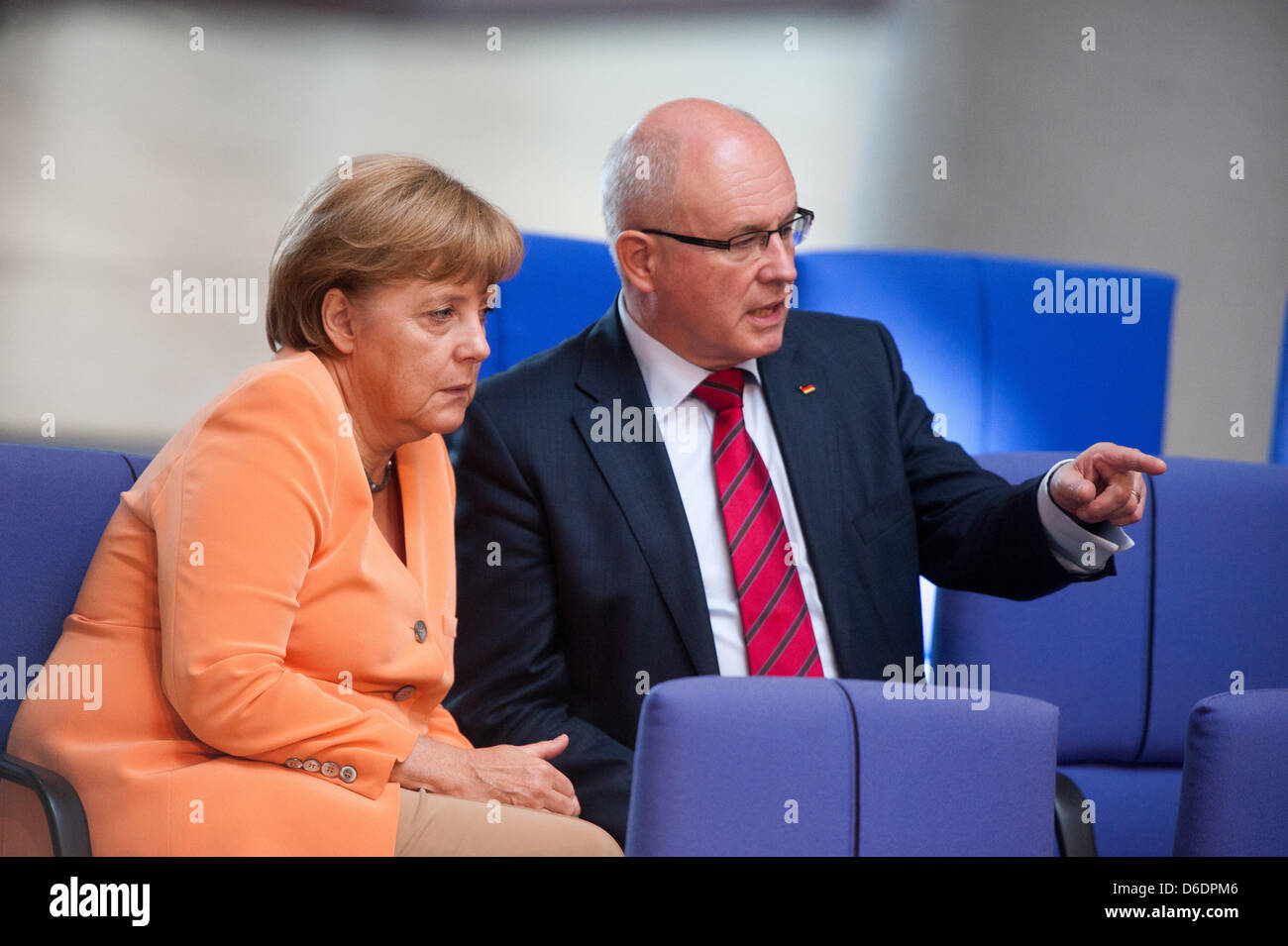 La chancelière allemande, Angela Merkel, et le président de la fraction CDU Volker Kauder assister à une réunion du budget semaine au Bundestag allemand à Berlin, Allemagne, 11 septembre 2012. Le parlement a commencé ses consultations sur le budget fédéral. Photo : MAURIZIO GAMBARINI Banque D'Images