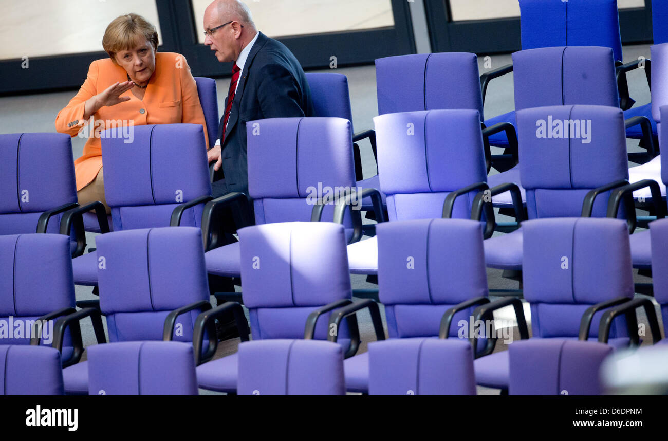 La chancelière allemande Angela Merkel s'entretient avec le président de la fraction CDU Volker Kauder au cours d'une réunion de la semaine budget au Bundestag allemand à Berlin, Allemagne, 11 septembre 2012. Le parlement a commencé ses consultations sur le budget fédéral. Photo : KAY NIETFELD Banque D'Images