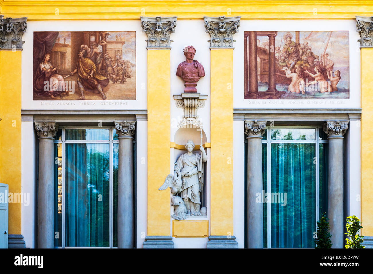 Détail de façade baroque ornementé à la 17e siècle Palais Royal de Wilanów à Varsovie, Pologne. Banque D'Images