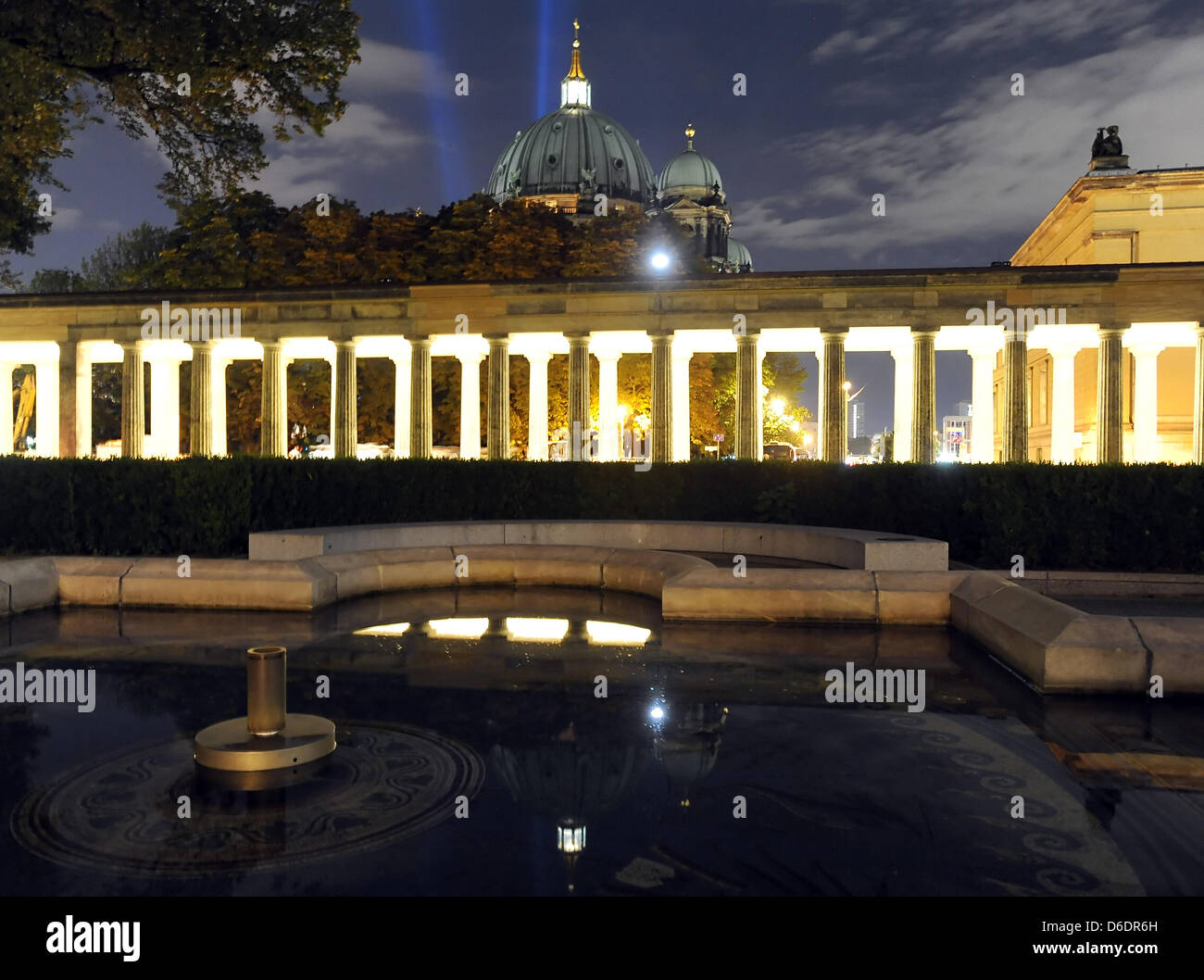 Une vue de la colonnade illuminée dans la cour centrale de l'Alten Nationalgalerie, galerie d'art, menant à la cathédrale de Berlin, à la tombée de la nuit à Berlin, Allemagne, le 9 août 2012. Photo : Britta Pedersen Banque D'Images
