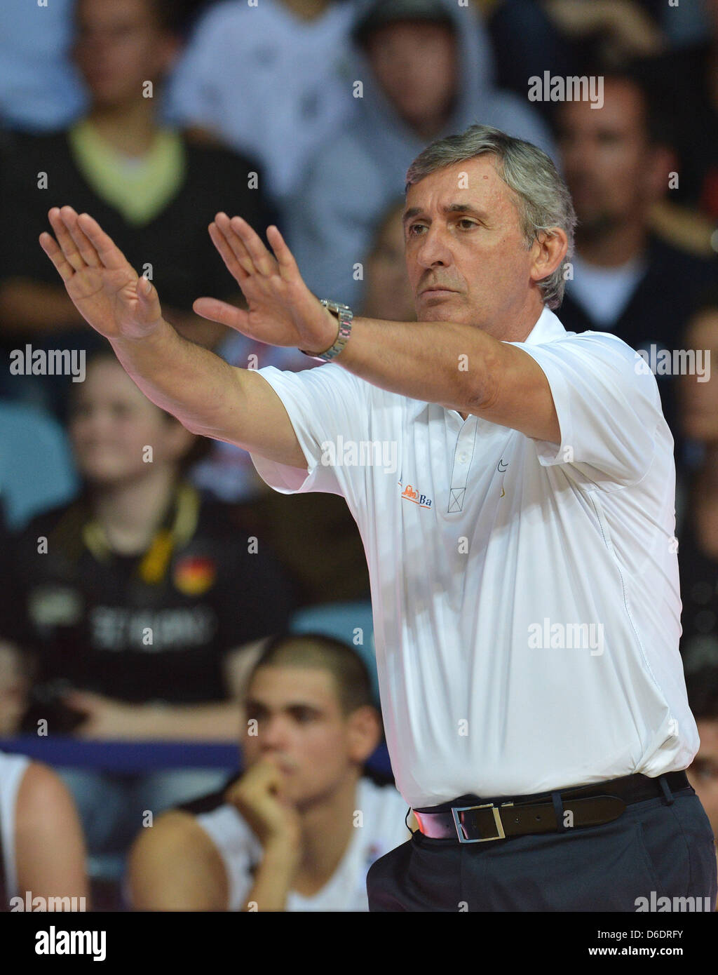 Entraîneur de basket-ball national allemand de Svetislav Pesic gestes à l'écart lors de l'EuroBasket FIBA champoionship basket-ball match de qualification entre l'Allemagne et l'Azerbaïdjan, à l'Aréna de brebis à Oldenburg, Allemagne, 11 septembre 2012. Photo : Carmen Jaspersen Banque D'Images