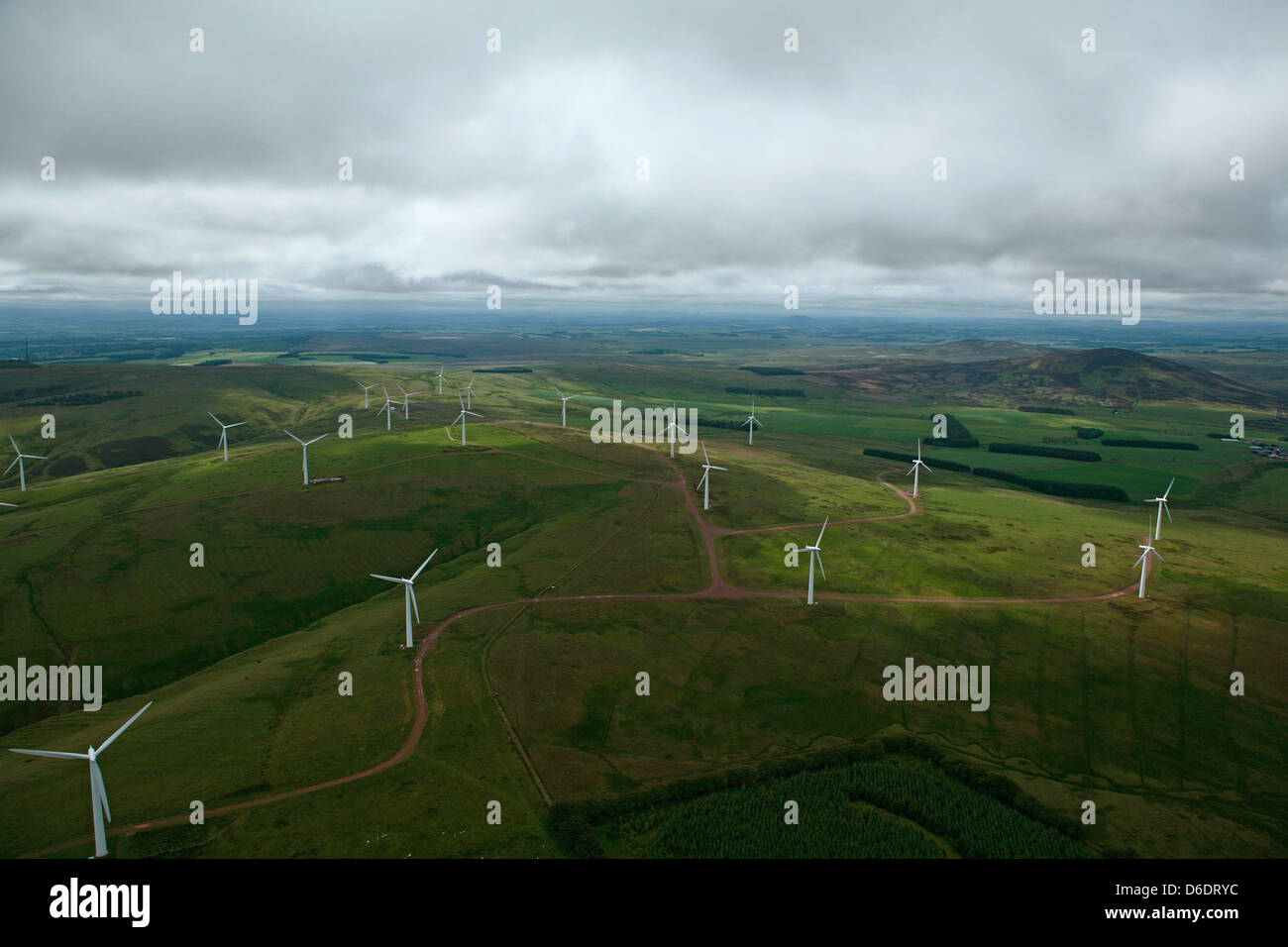 Éoliennes en collines vertes Banque D'Images