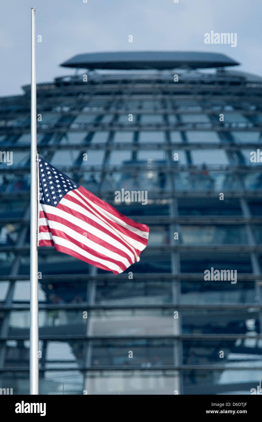 Le drapeau des États-Unis d'Amérique (USA) vole en berne sur le toit de l'ambassade des Etats-Unis à Berlin, Allemagne, le 13 septembre 2012. Le Parlement libyen a condamné l'attaque par des militants islamistes sur le consulat américain à Bengasi en des termes forts. Selon le ministère de l'intérieur libyen 4 personnes sont mortes à cause de l'attaque : l'ambassadeur américain Chris Stevens et trois autres Banque D'Images