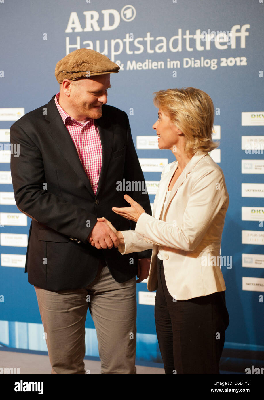 Le président du Parti Pirate Allemand Bernd Schloemer et ministre du Travail et des affaires sociales, Ursula von der Leyen (R), pose devant l'appareil photo au cours de l'ARD-Capitale Réunion (Hauptstadttreff) à Berlin, Allemagne, le 13 septembre 2012. Chaîne de télévision allemande ARD a invité les politiciens et les représentants des médias pour une réunion. Photo : Maurizio Gambarini Banque D'Images