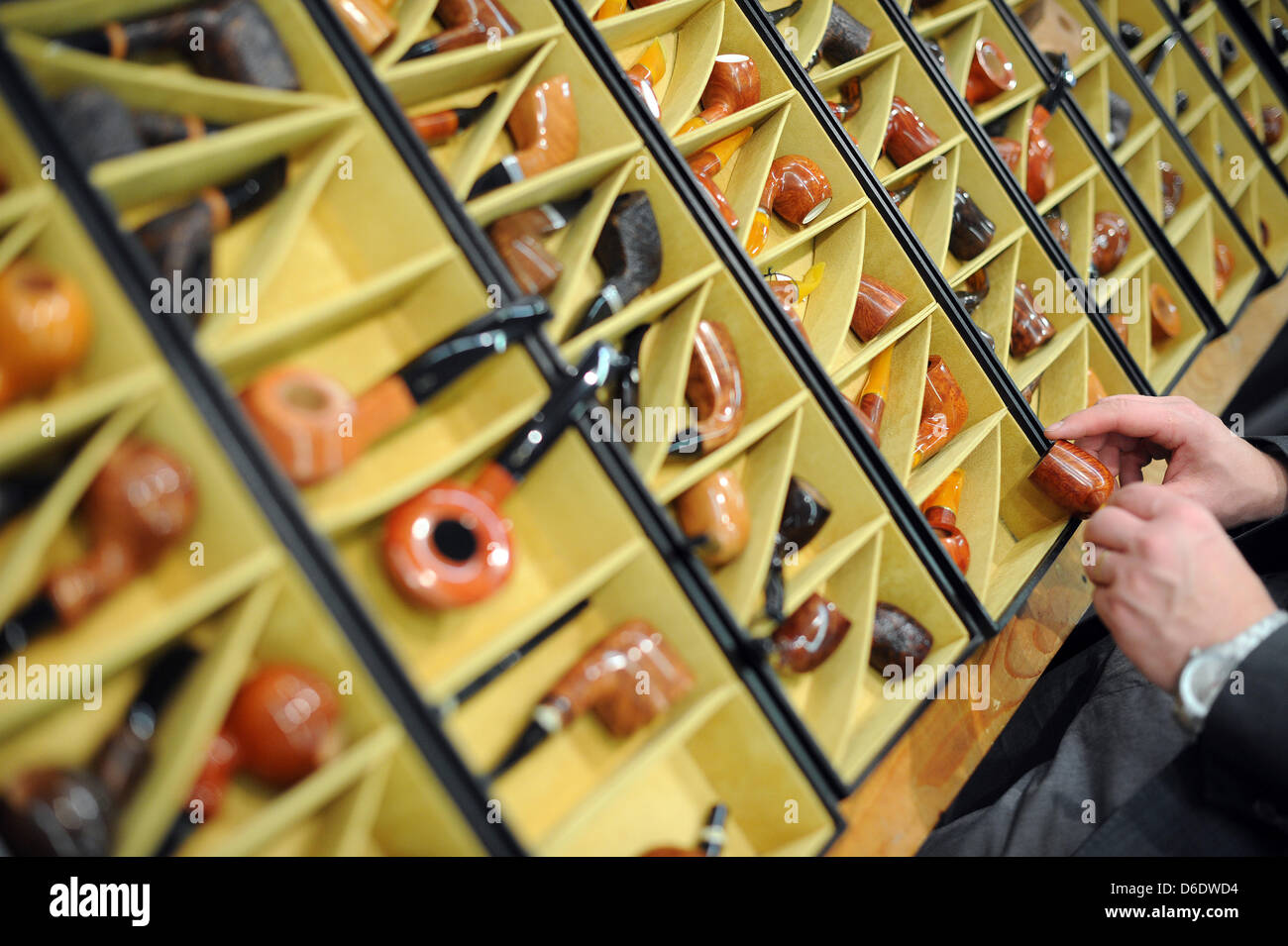 Un visiteur regarde tuyaux à l 'inter-tabac' salon du tabac à Freiburg Messehalle à Dortmund, en Allemagne, le 14 septembre 2012. Autour de 300 exposants de 40 pays présentent les tendances et la mode dans l'industrie du tabac. Photo : JONAS GUETTLER Banque D'Images