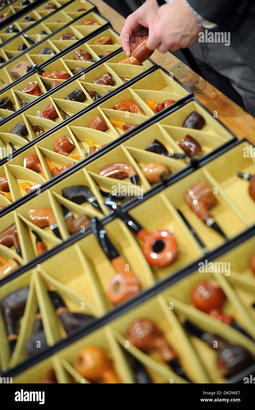 Un visiteur regarde tuyaux à l 'inter-tabac' salon du tabac à Freiburg Messehalle à Dortmund, en Allemagne, le 14 septembre 2012. Autour de 300 exposants de 40 pays présentent les tendances et la mode dans l'industrie du tabac. Photo : JONAS GUETTLER Banque D'Images