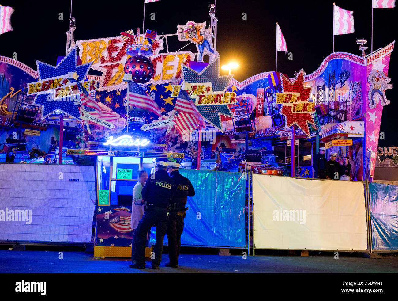 La balade "Breakdancer' est bouclée par la police à la ville folk festival à Francfort-sur-Main, Allemagne, 14 septembre 2012. Selon les enquêtes de police jusqu'à maintenant, une voiture sur le trajet s'est détaché et s'est rendu sur les spectateurs. Deux personnes ont été blessées, dont une grièvement. Deux jeunes filles, qui étaient dans la voiture, ont pris la fuite et sont recherchés par la police. Photo : Boris Roessler Banque D'Images