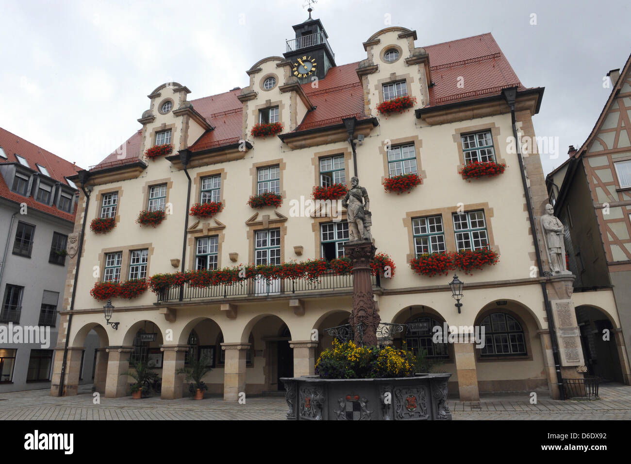 L'Ancien hôtel de ville et la fontaine du marché avec une statue du Comte Johann de Hohenzollern-Sigmaringen sont illustrés dans Sigmaringen, Allemagne, 31 août 2012. Photo : Patrick Seeger Banque D'Images