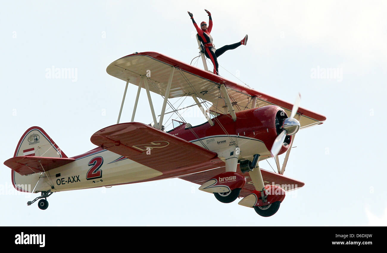 Aile dame Walker, Peggy Krainz, joue sur les ailes d'un Boeing Stearman PT17 lors de la dernière journée de l'Air Show de Berlin (ILA) a tenu à partir de l'aéroport de Schoenefeld de Berlin, Allemagne, 16 septembre 2012. Le salon aéronautique de Berlin aura lieu du 11 au 16 septembre 2012. Photo : WOLFGANG KUMM Banque D'Images