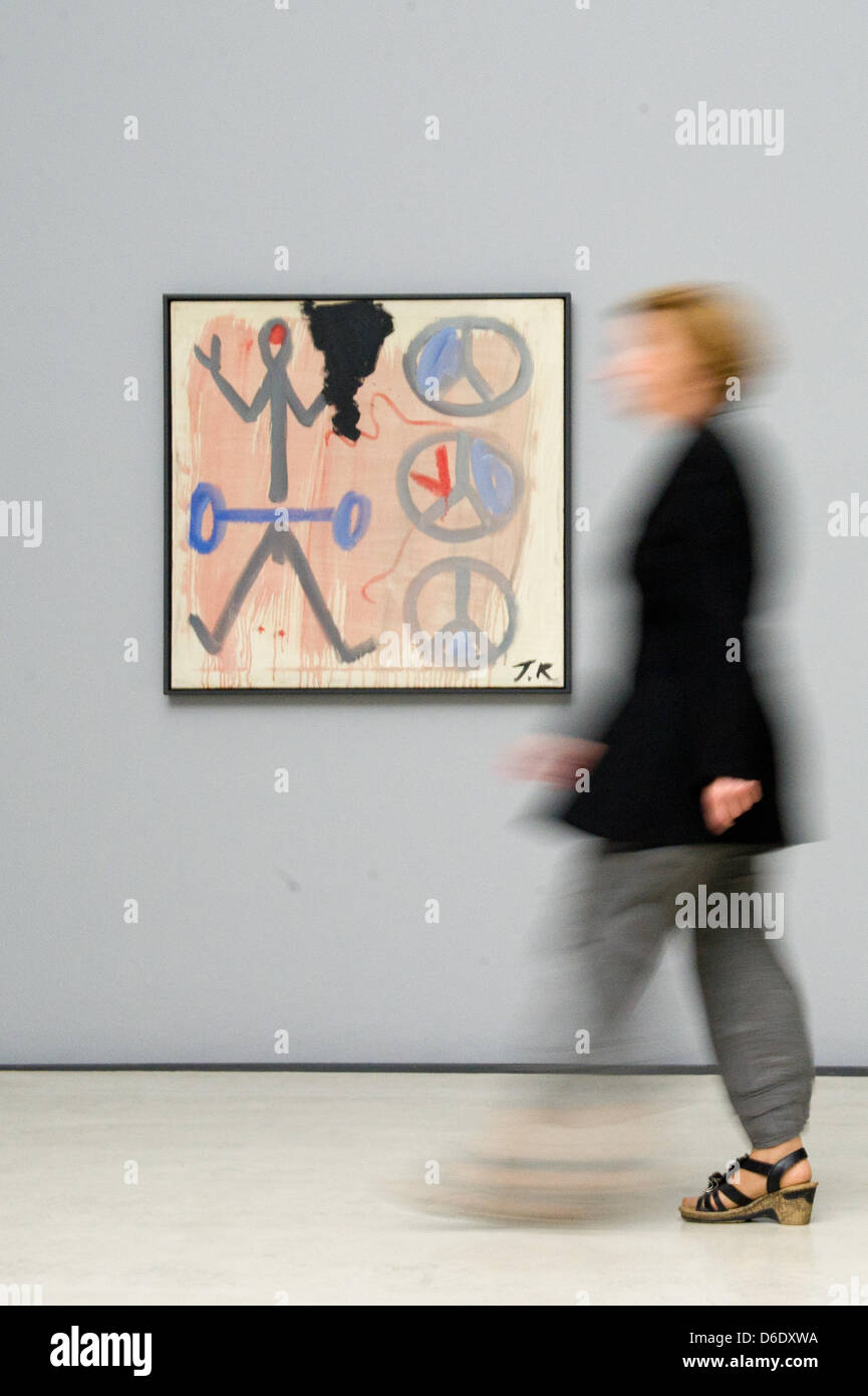 Une femme marche dernières oeuvre d'A.R. Penck au Kunsthalle im Lipsiusbau à Dresde, Allemagne, le 12 septembre 2012. Le spectacle 'im Netzwerk der Moderne" ("dans le réseau du Modernisme') à la Kunsthalle se centre sur le travail de l'influence de l'art du 20e siècle, Will Grohmann critique qui a contribué à attirer l'attention à l'art d'avant-garde. Photo : Franziska Koark Banque D'Images