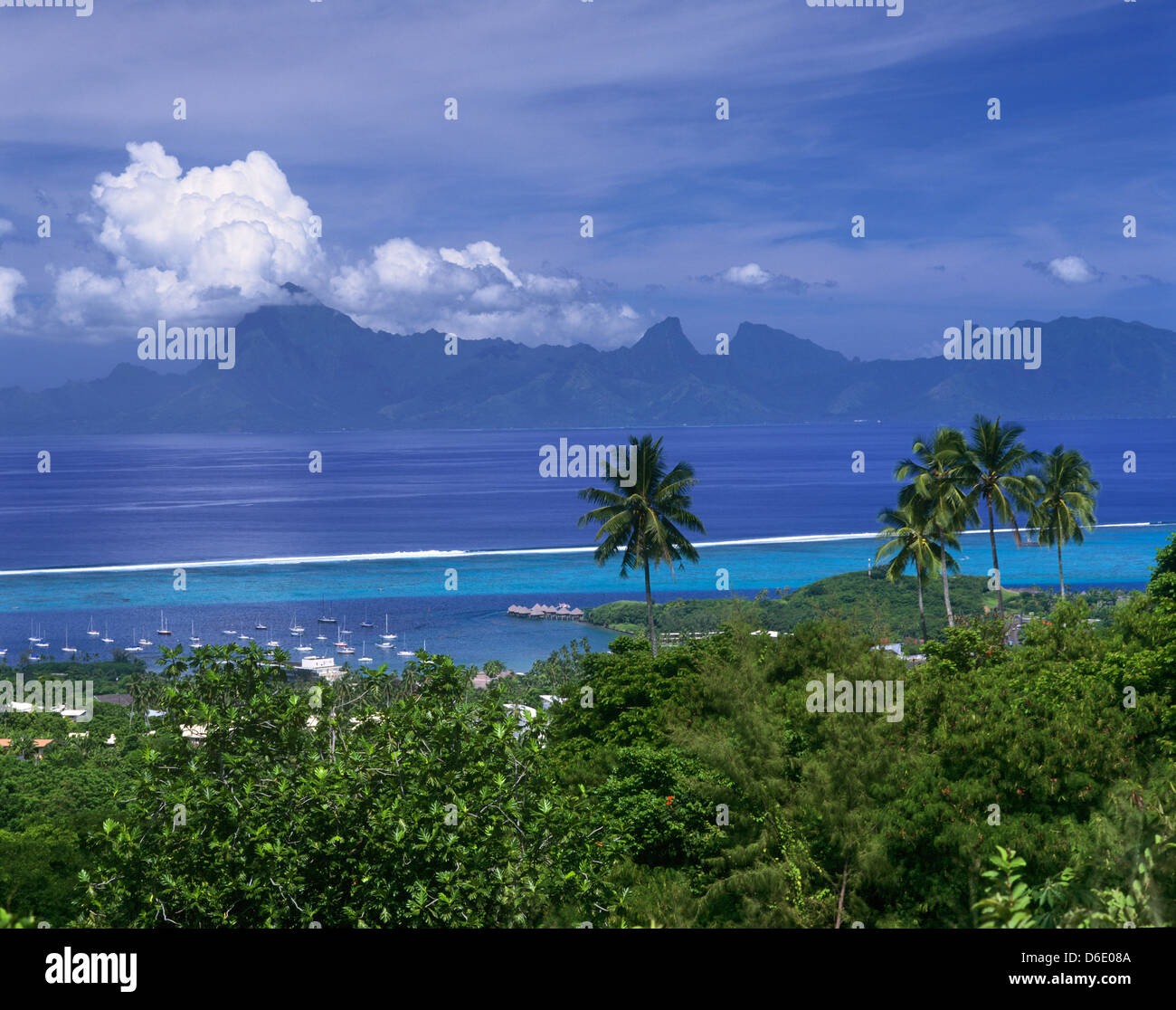 Polynésie Française, îles de la société, îles du Vent, vue d'ensemble du Tahitii se rétrécit vers l'île de Moorea voisins Banque D'Images