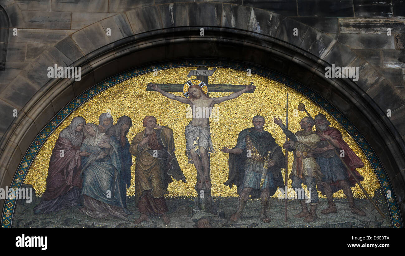 Mosaïque de Jésus Christ sur la croix à Saint Peters Church à Brême, dans le nord-ouest de l'Allemagne. Banque D'Images