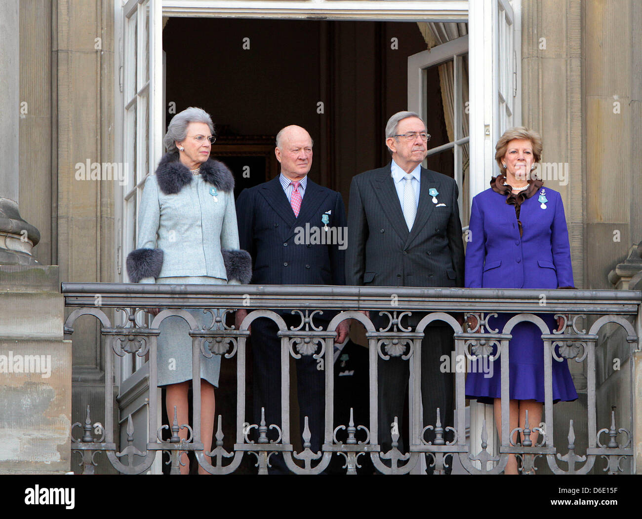 La princesse danoise Benedicte, son époux, le Prince Richard zu Sayn-Wittgenstein-Berleburg, l'ancien roi Constantin II de Grèce et son épouse Anne-Marie de Danemark sur le balcon de palais d'Amalienborg, à l'occasion du 40ème jubilé de la Reine Margrethe à Copenhague, Danemark, 15 janvier 2012. Photo : Albert Nieboer / Pays-Bas OUT Banque D'Images