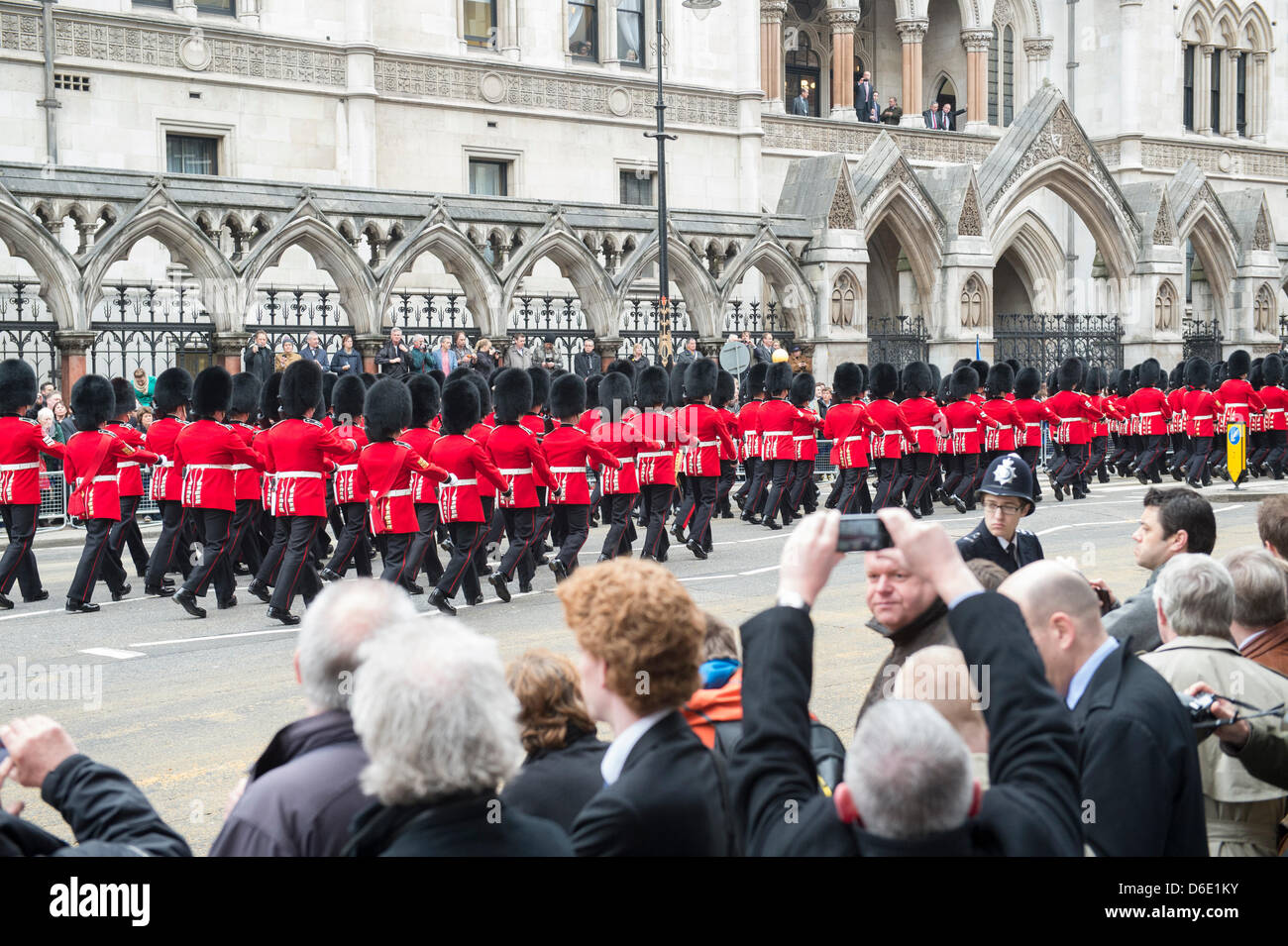 Londres, Royaume-Uni. 17 avril 2013. Le cercueil de Lady Thatcher passe le long de la bande sur un affût de canon, en route vers la Cathédrale St Paul pour des funérailles d'État. Le fait que Lady Thatcher a été donné des funérailles d'État et de l'État a conduit à des débats passionnés à la fois dans et hors du Parlement. Crédit : La Farandole Stock Photo/Alamy Live News Banque D'Images