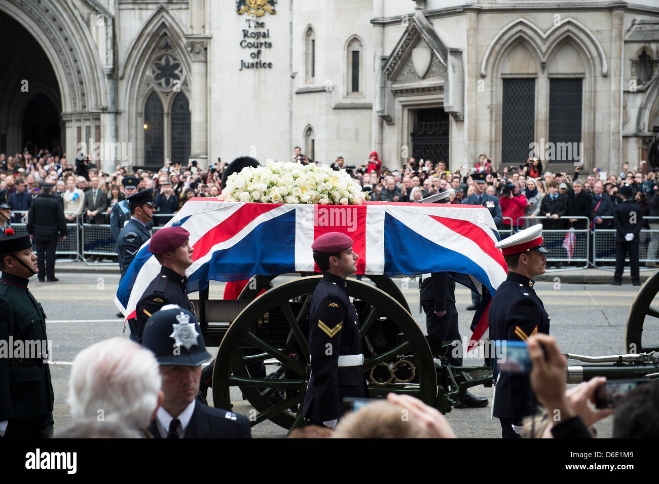 Londres, Royaume-Uni. 17 avril 2013. Le cercueil de Lady Thatcher passe le long de la bande sur un affût de canon, en route vers la Cathédrale St Paul pour des funérailles d'État. Le fait que Lady Thatcher a été donné des funérailles d'État et de l'État a conduit à des débats passionnés à la fois dans et hors du Parlement. Crédit : La Farandole Stock Photo/Alamy Live News Banque D'Images