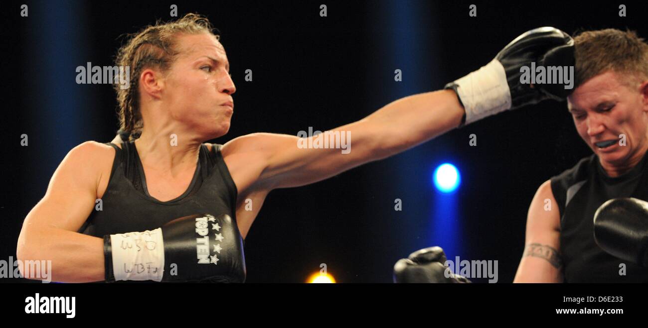 Professionnel de la boxe allemande Ramona Kuehne (L) se bat contre boxe hongrois Renata professionnel dans le Domsodi/WBO/FMB en faveur des Balkans occidentaux super featherweight titre mondial le Baden-Arena matchat boxe à Offenburg, Allemagne, 14 janvier 2012. Kuehne a gagné le match. Photo : Patrick Seeger Banque D'Images