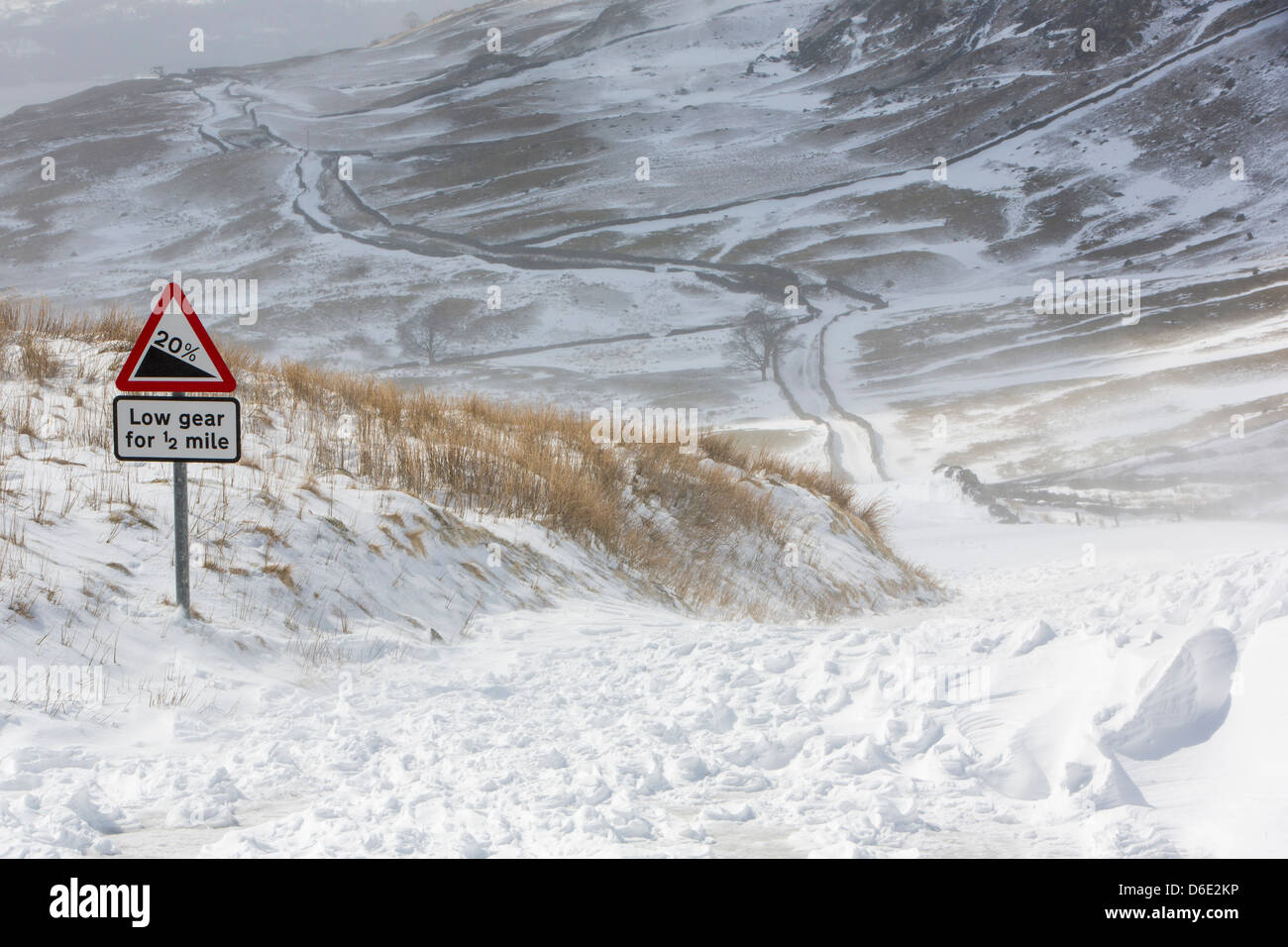 Le bloc de neige massives Kirkstone Pass Road au-dessus de Ambleside dans le Lake District, Banque D'Images