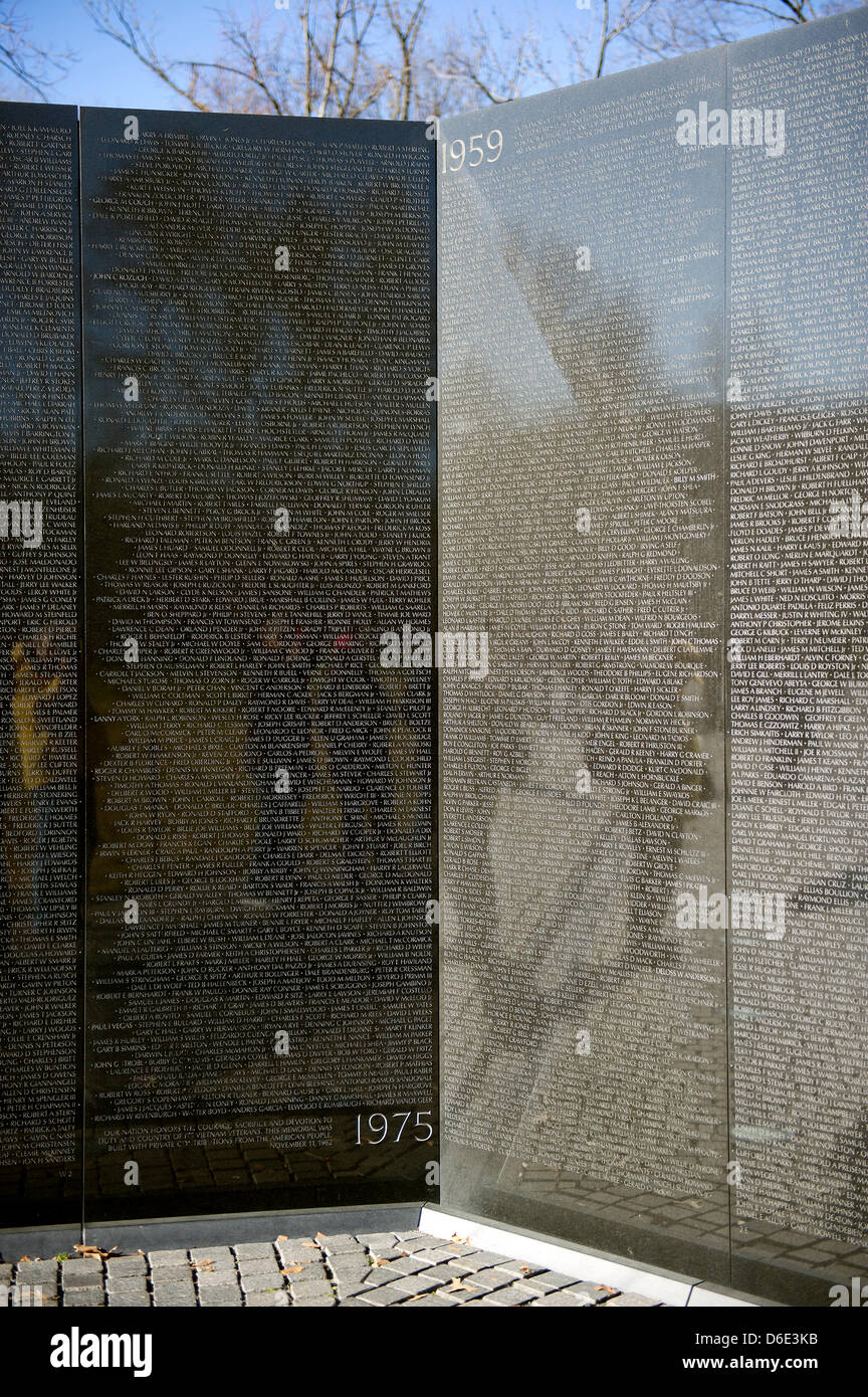 Composé de panneaux la Vietnam Veterans Memorial à Washington, D.C. le Dimanche, Janvier 15, 2012. Le panneau de droite, avec l'année 1959 dans son coin supérieur gauche noms les premières victimes de la guerre et le panneau sur la gauche, avec l'année 1975 dans son coin inférieur droit, indique la dernière victime de la guerre..Credit : Ron Sachs / CNP Banque D'Images