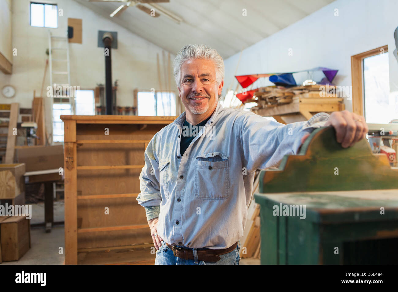 Artisan hispaniques smiling in studio Banque D'Images