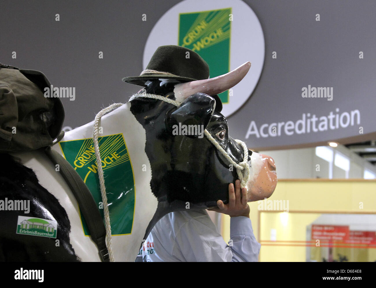 La publicité d'escorte assistants juste vache marionnette appelée 'Elsa' au centre de presse pour le commerce agricole La Semaine verte 'juste' à Berlin, Allemagne, 18 janvier 2012. La 'Green Week' ouvrira ses portes au public à la foire de Berlin du 20 janvier au 29 janvier 2012. Photo : Wolfgang Kumm Banque D'Images