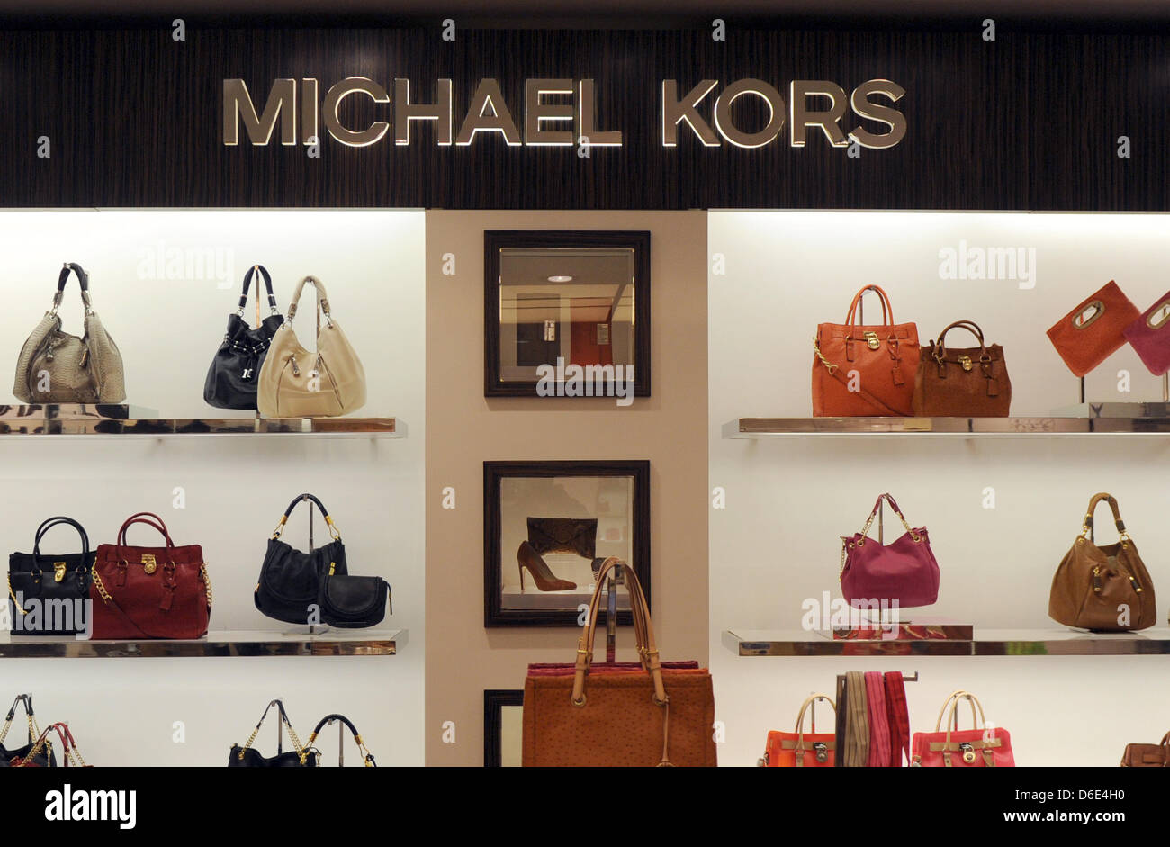 Sac à main de marque de luxe Michael Kors, photographié le 18 janvier 2012  le centre commercial Galeries Lafayette de Berlin, Allemagne. Foto : Jens  Kalaene dpa/lbn Photo Stock - Alamy