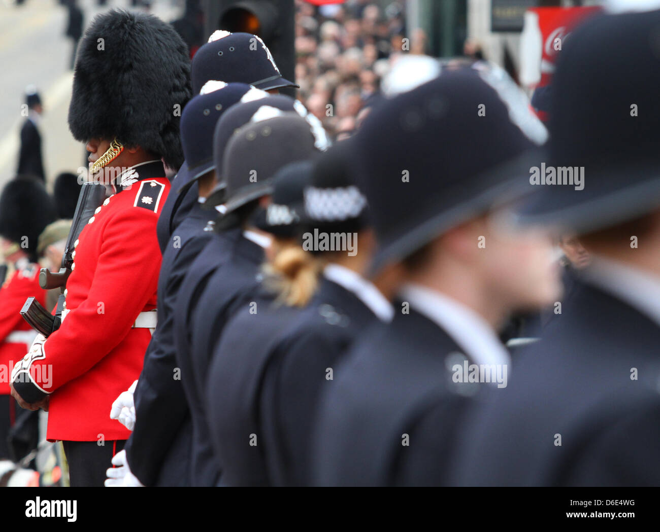 La police et les gardes SE PRÉPARER À procession funéraire Margret Thatcher FUNERAL 17 avril 2013 LONDON ENGLAND UK LUDGATE Banque D'Images