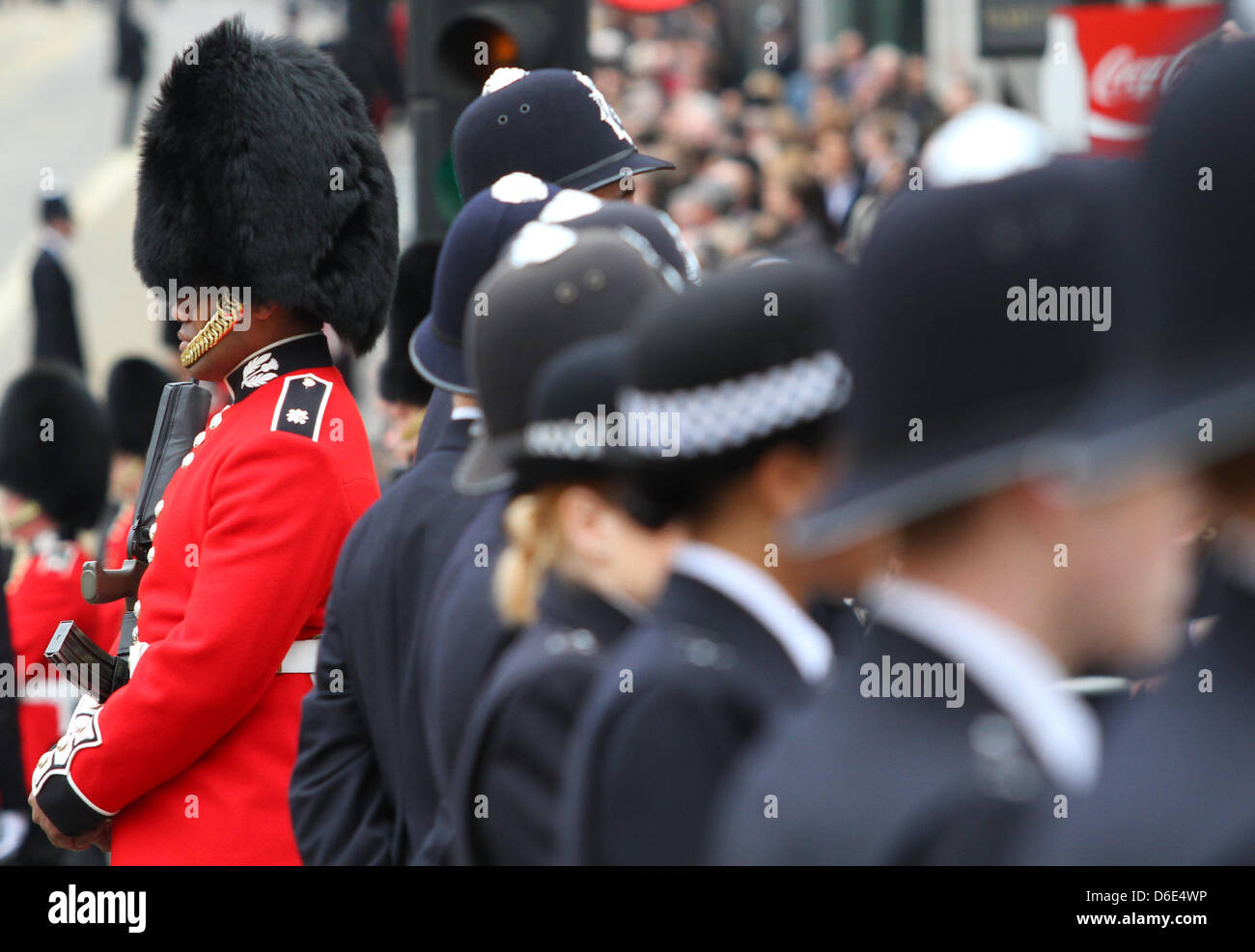 La police et les gardes SE PRÉPARER À procession funéraire Margret Thatcher FUNERAL 17 avril 2013 LONDON ENGLAND UK LUDGATE Banque D'Images