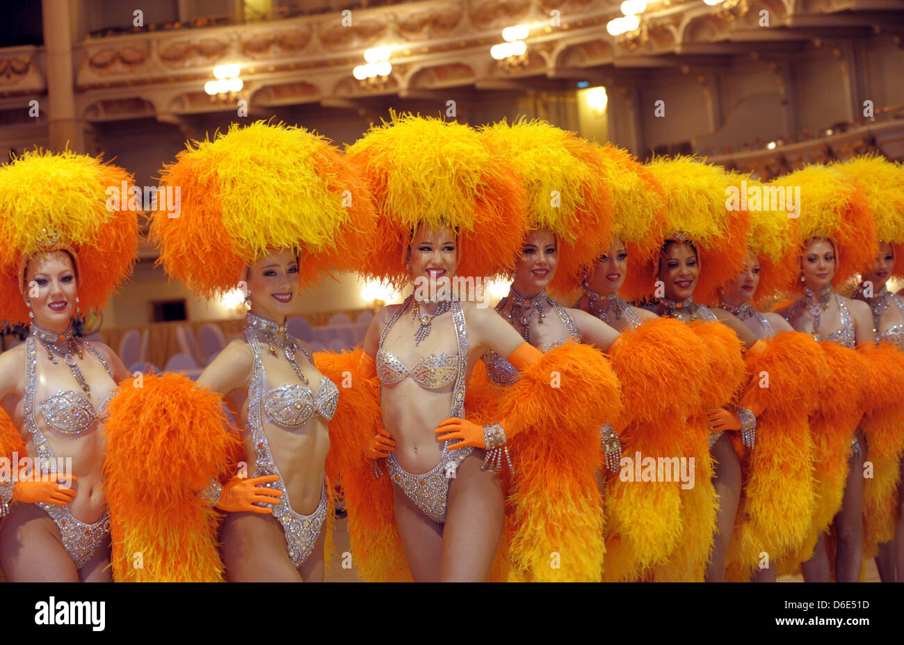 Danseurs du Moulin Rouge à Paris poser sur la scène de l'Opéra Semper de Dresde, en Allemagne, le 19 janvier 2012. Plus de 2.200 personnes sont attendues à l'Opéra Semper Ball le 20 janvier 2012. Photo : Matthias Hiekel Banque D'Images