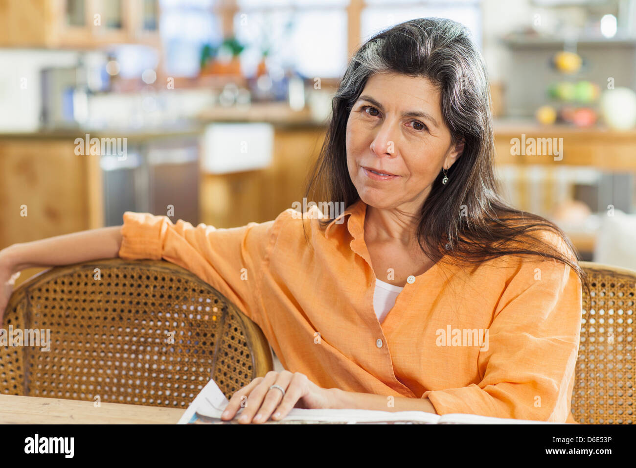 Plus Hispanic woman at table Banque D'Images