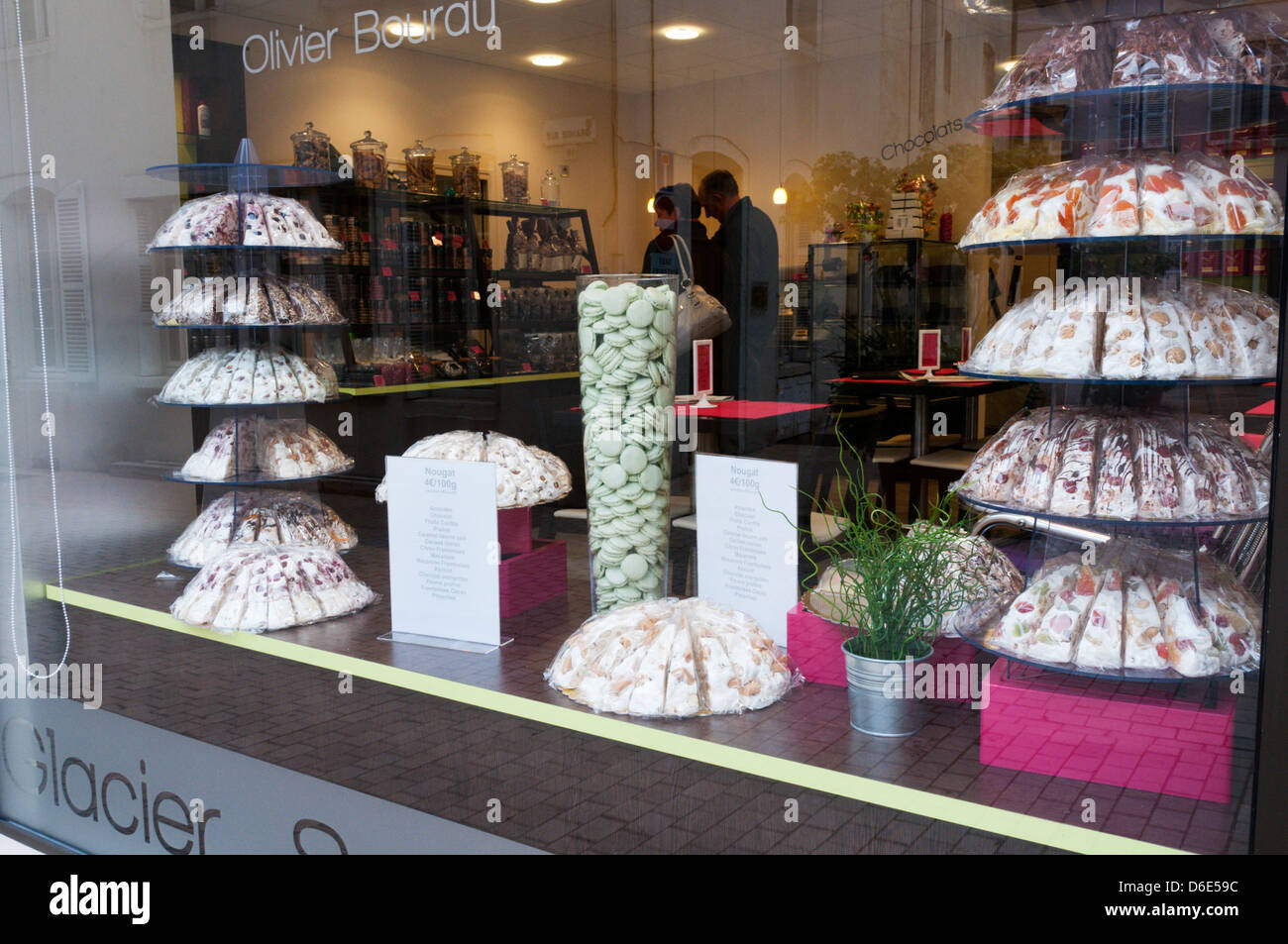 Un écran de nougat dans une vitrine française. Banque D'Images