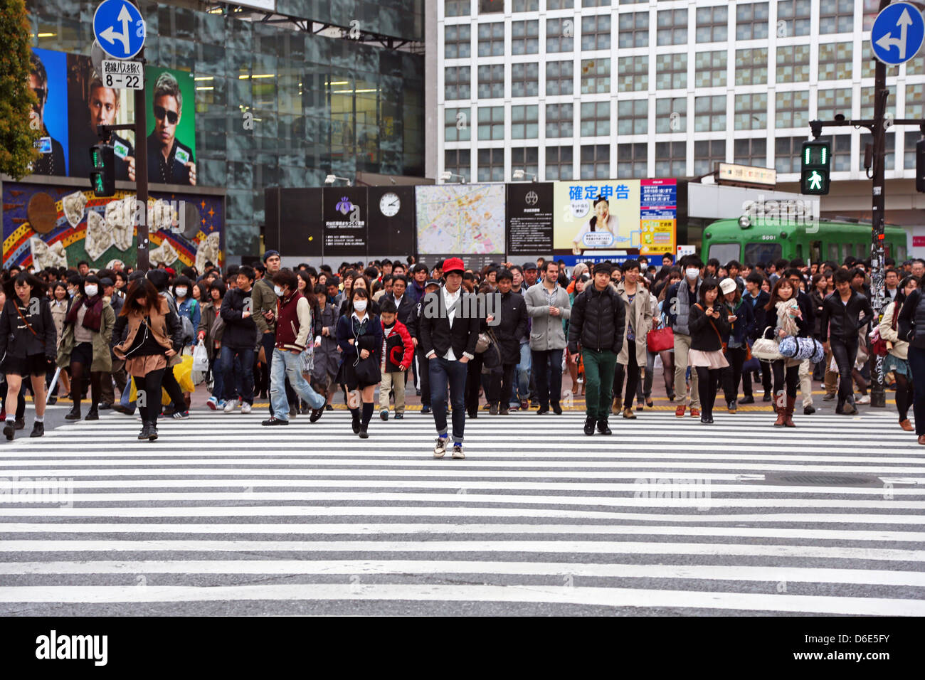Scène de rue japonais montrant des foules de gens qui traversent la rue sur un passage pour piétons à Shibuya, Tokyo, Japon Banque D'Images