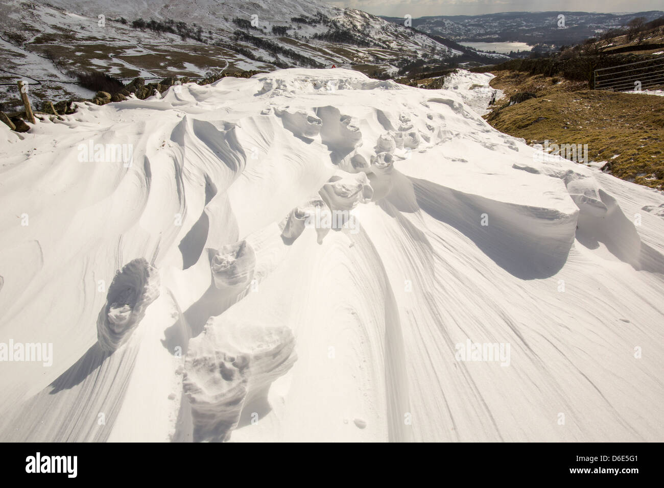 L'empreinte relevée dans les amoncellements de neige massives de bloquer l'Kirkstone Pass Road au-dessus de Ambleside dans le Lake District, Banque D'Images
