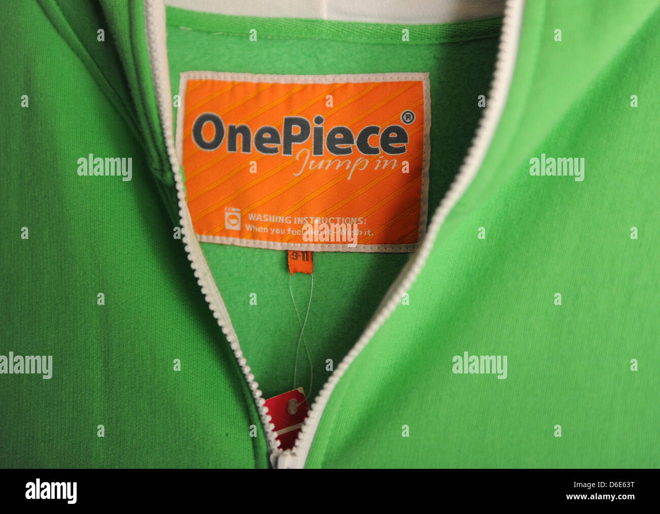 Modèles avec romper suits à la fête de l'étiquette norvégienne pendant la OnePiece Mercedes-Benz Fashion Week à Berlin, Allemagne, 19 janvier 2012 à Hackescher Markt. La présentation de l'automne/hiver 2012/2013 collections aura lieu du du 18 au 21 janvier 2012. Photo : Jens Kalaene dpa/lbn Banque D'Images