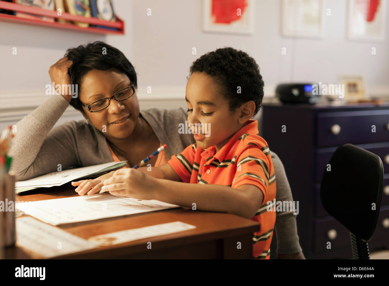 Mother helping son with Homework Banque D'Images