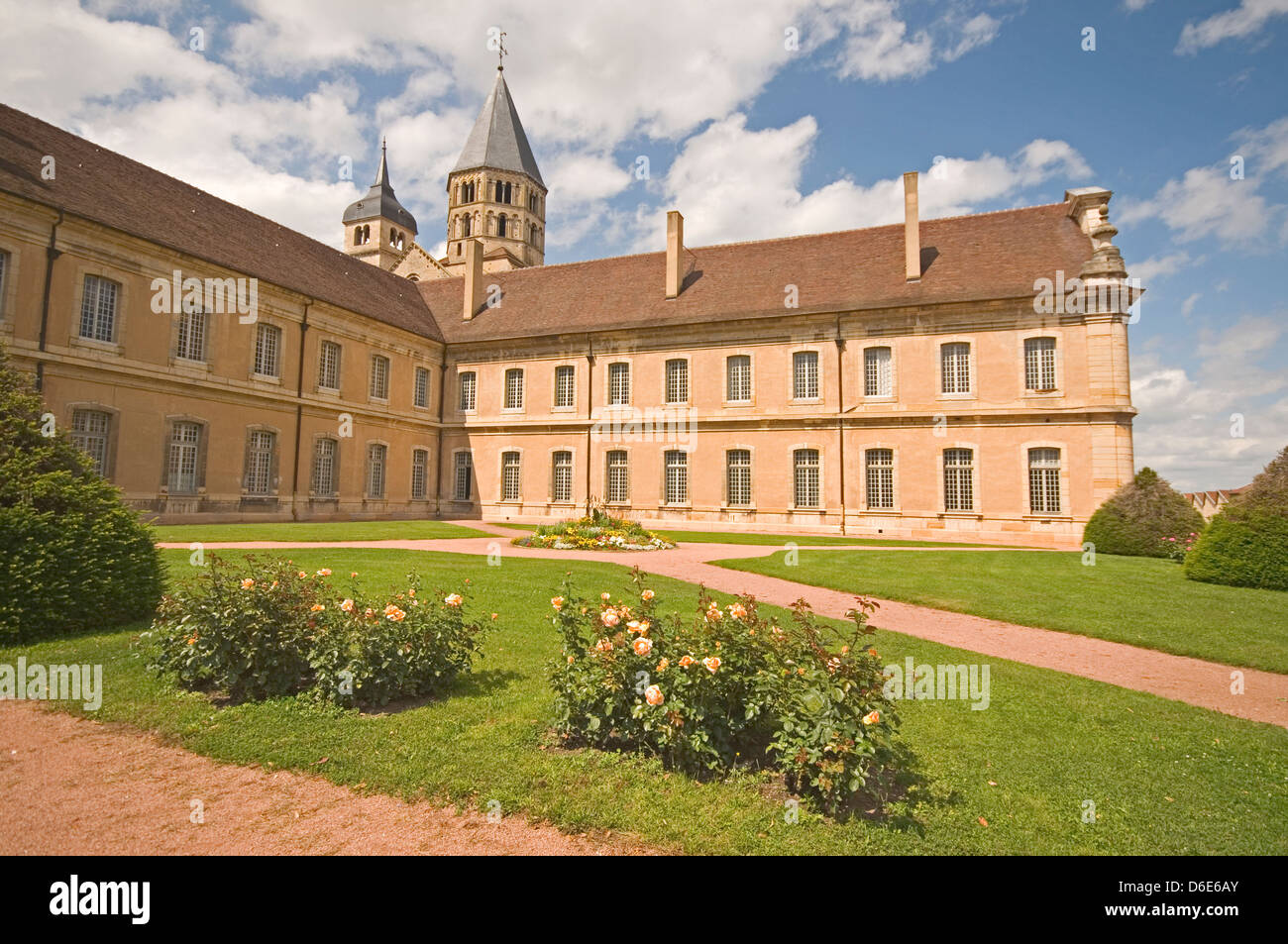 EUROPE, FRANCE, Cluny, Abbaye de Cluny, les bâtiments du monastère et le jardin Banque D'Images