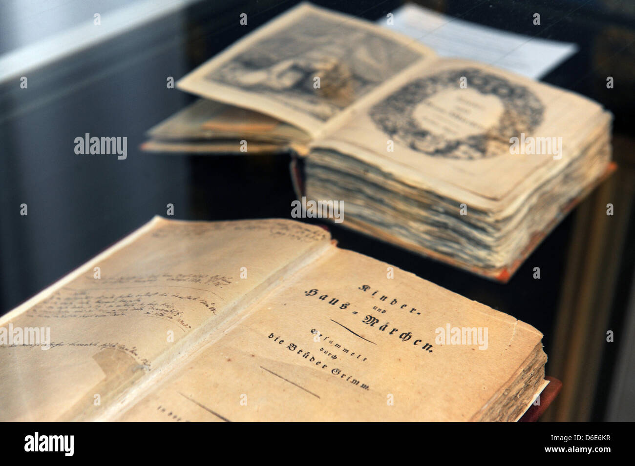 La première et deuxième édition de contes pour les enfants et la maison des frères Grimm sont affichées dans une vitrine au Musée des frères Grimm rénové lors d'un aperçu de la presse à Kassel, Allemagne, 20 janvier 2012. Après environ deux ans et 1,9 millions d'euros, l'hôtel récemment rénové, le château de Bellevue sera rouvert le dimanche 22 janvier 2012. Photo : UWE ZUCCHI Banque D'Images