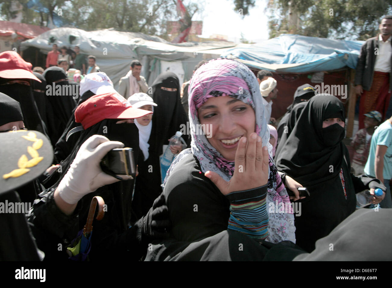 Gagnant du Prix Nobel de la paix yéménite Tawakkul Karman est entouré de femmes voilées dans le centre de Sanaa, Yémen, 20 janvier 2012. Le journaliste, le plus jeune lauréat du Prix Nobel de la paix, était de retour dans son pays d'origine à partir du Koweït pour la première fois depuis l'annonce qu'elle a gagné le Prix Nobel de la paix en octobre 2011. Elle prendra part à une grande manifestation pour marquer son retour dans Banque D'Images