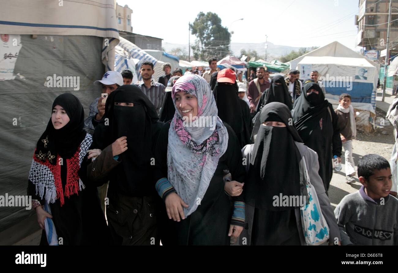 Gagnant du Prix Nobel de la paix yéménite Tawakkul Karman est entouré de femmes voilées dans le centre de Sanaa, Yémen, 20 janvier 2012. Le journaliste, le plus jeune lauréat du Prix Nobel de la paix, était de retour dans son pays d'origine à partir du Koweït pour la première fois depuis l'annonce qu'elle a gagné le Prix Nobel de la paix en octobre 2011. Elle prendra part à une grande manifestation pour marquer son retour dans Banque D'Images