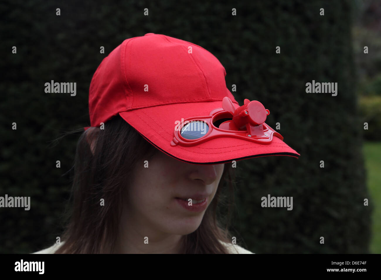 Femme portant une casquette de baseball rouge avec ventilateur à énergie  solaire Photo Stock - Alamy