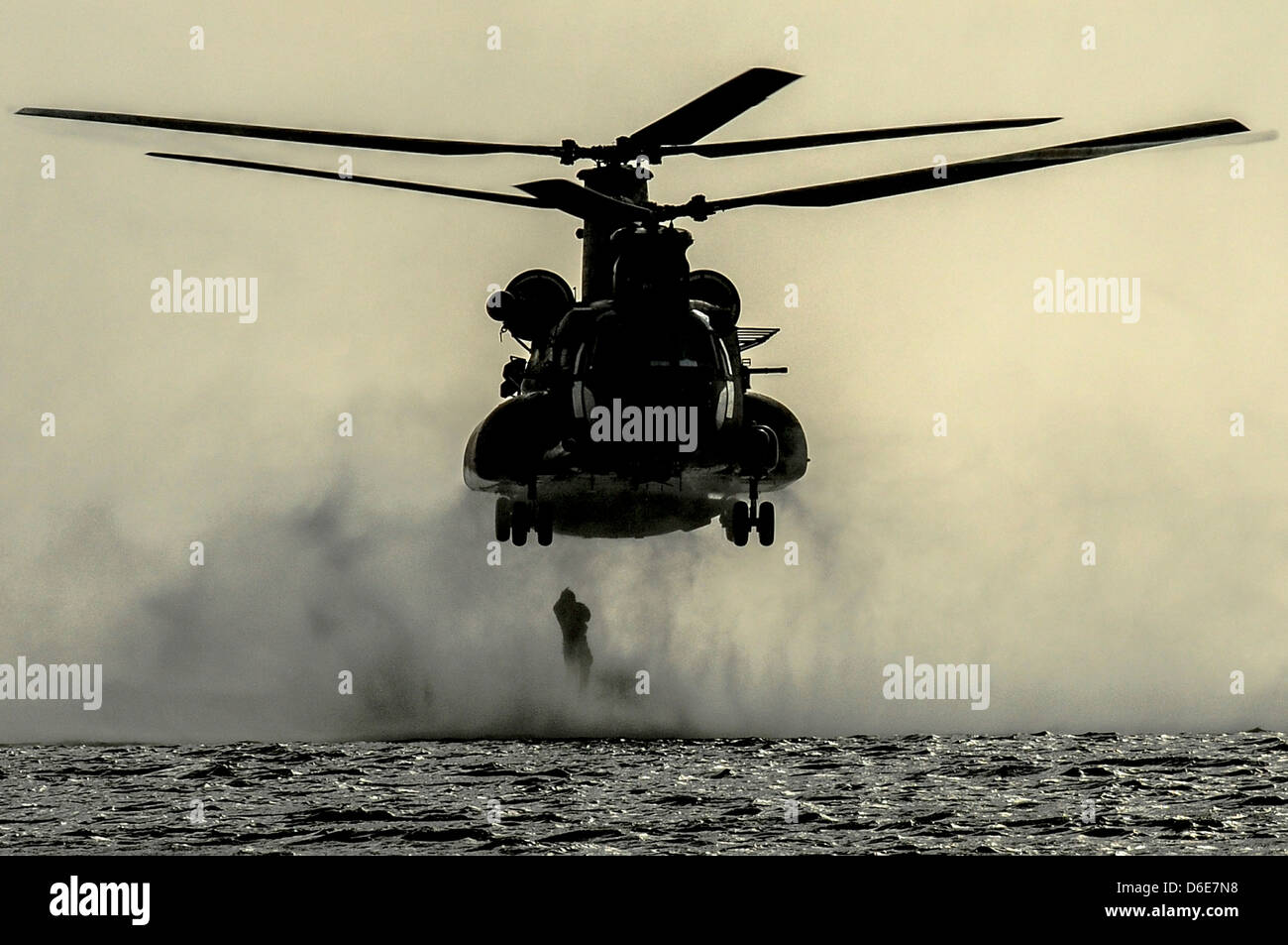 Les aviateurs de l'US Air Force à partir de la 23e Special Tactics Squadron sauter l'arrière d'un hélicoptère Chinook MH-47 au cours de la formation de l'infiltration clandestine 9 avril 201à Wynnehaven Beach, FL. Banque D'Images