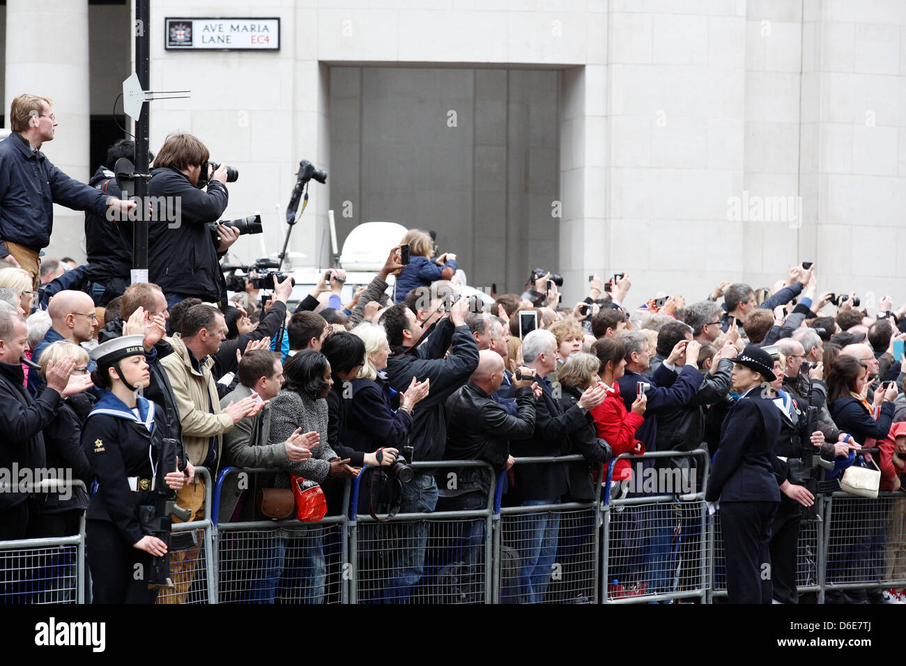 Londres 17 avril 2013, l'enterrement de l'ancien premier ministre Margaret Thatcher a eu lieu à la Cathédrale St Paul ce matin. La foule de gens comme le cercueil monta les escaliers à la Cathédrale St Paul. Banque D'Images