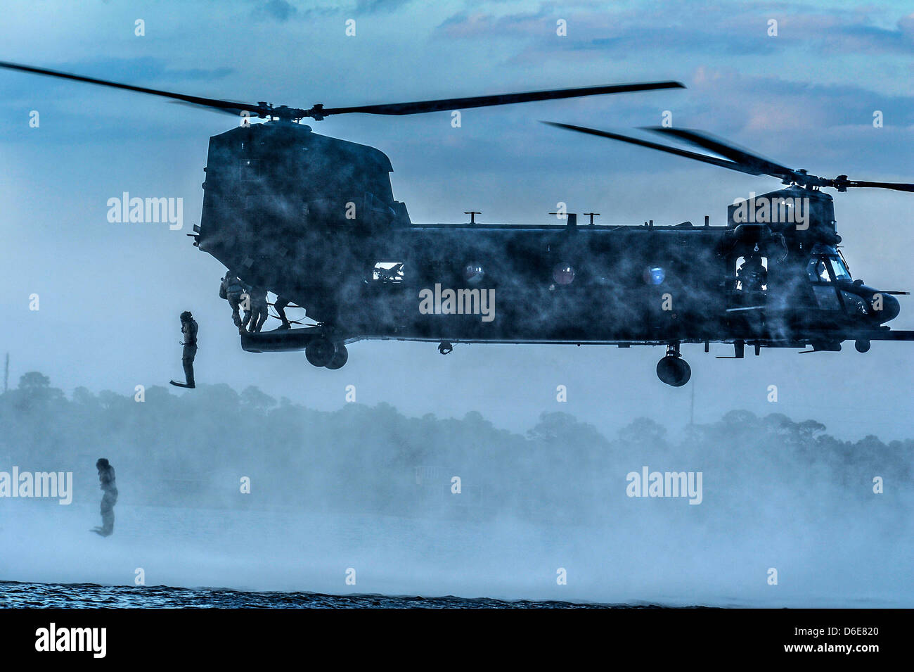 Les aviateurs de l'US Air Force à partir de la 23e Special Tactics Squadron sauter l'arrière d'un hélicoptère Chinook MH-47 au cours de la formation de l'infiltration clandestine le 9 avril 2013 à Wynnehaven Beach, FL. Banque D'Images